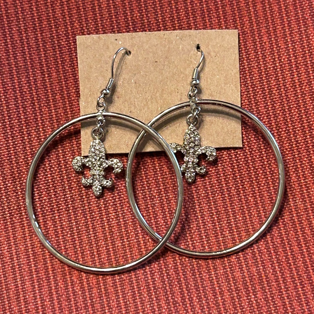 Fleur De Lis Earrings Silver 💛🖤⚜️